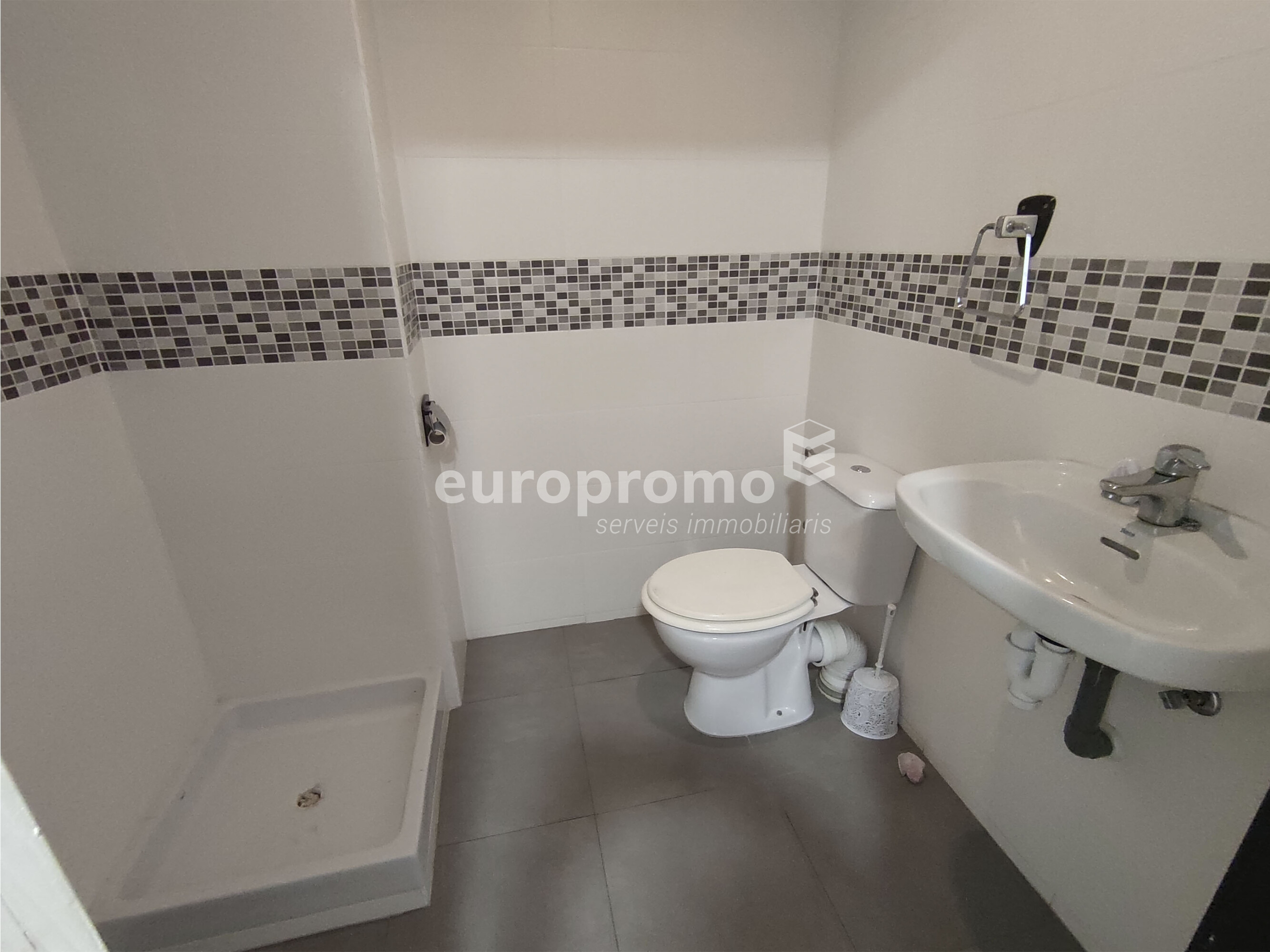 Local esquinero de 76m2 con 14 metros lineales de fachada situado en la zona  en Santa Eugènia